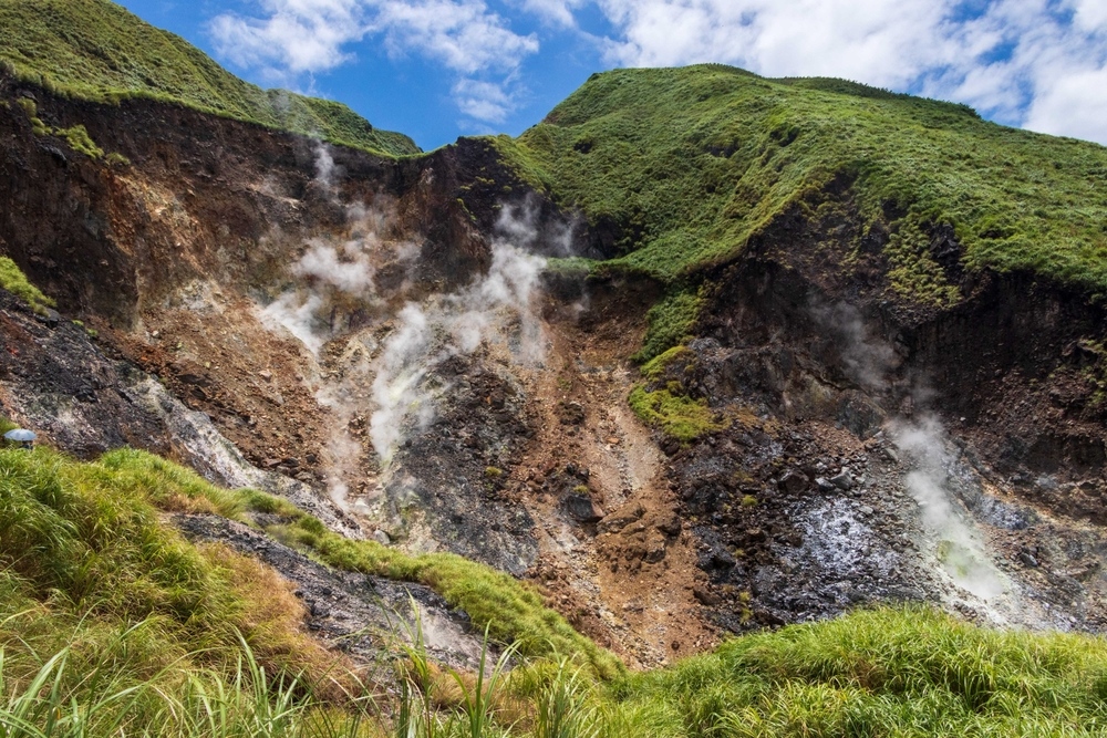 Xiaoyoukeng với những cột khói địa nhiệt trắng bốc lên giữa những vách đá và thảm xanh rừng núi