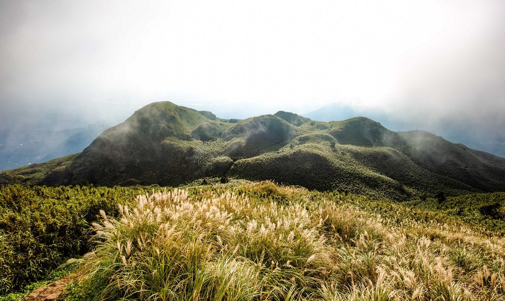Núi Thất Tinh với bảy đỉnh núi tựa chòm sao Bắc Đẩu ẩn hiện trong biển mây