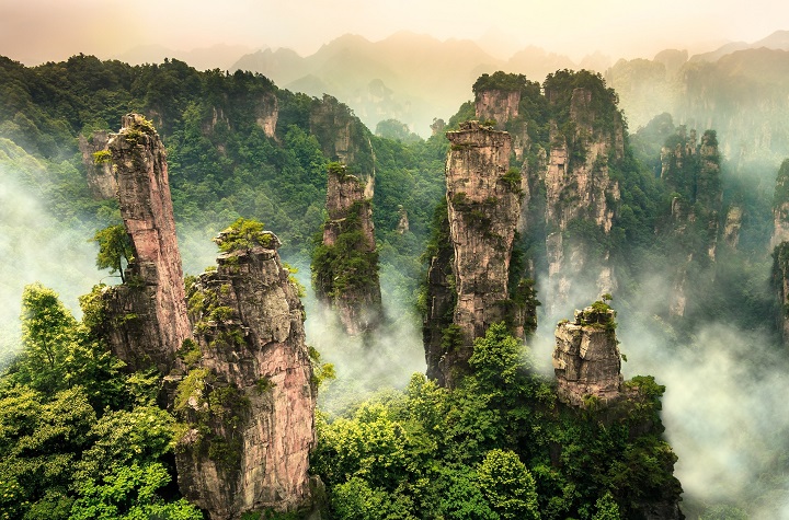 Trương Gia Giới vào mùa thu với những cột đá ẩn hiện trong sương sớm.