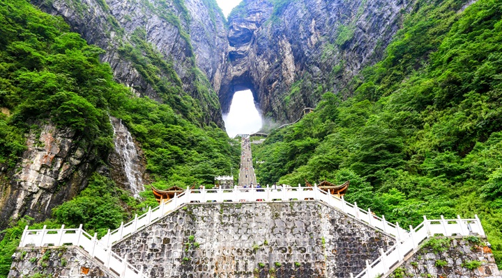 Khung cảnh núi Thiên Sơn là nơi lý tưởng để săn mây và chiêm ngưỡng thiên nhiên.