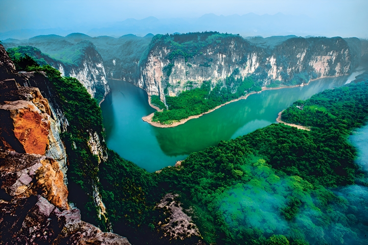 Sông Maoyan với làn nước trong xanh, uốn lượn giữa những vách núi hùng vĩ.