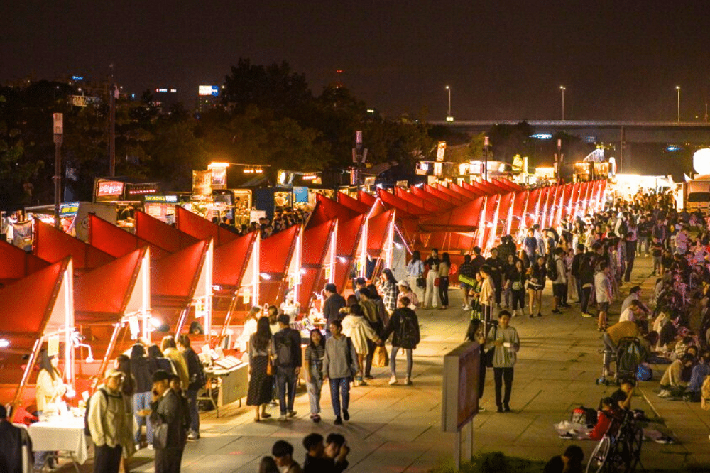 Đêm Sông Hàn bừng sáng dưới ánh trăng và tiếng cười