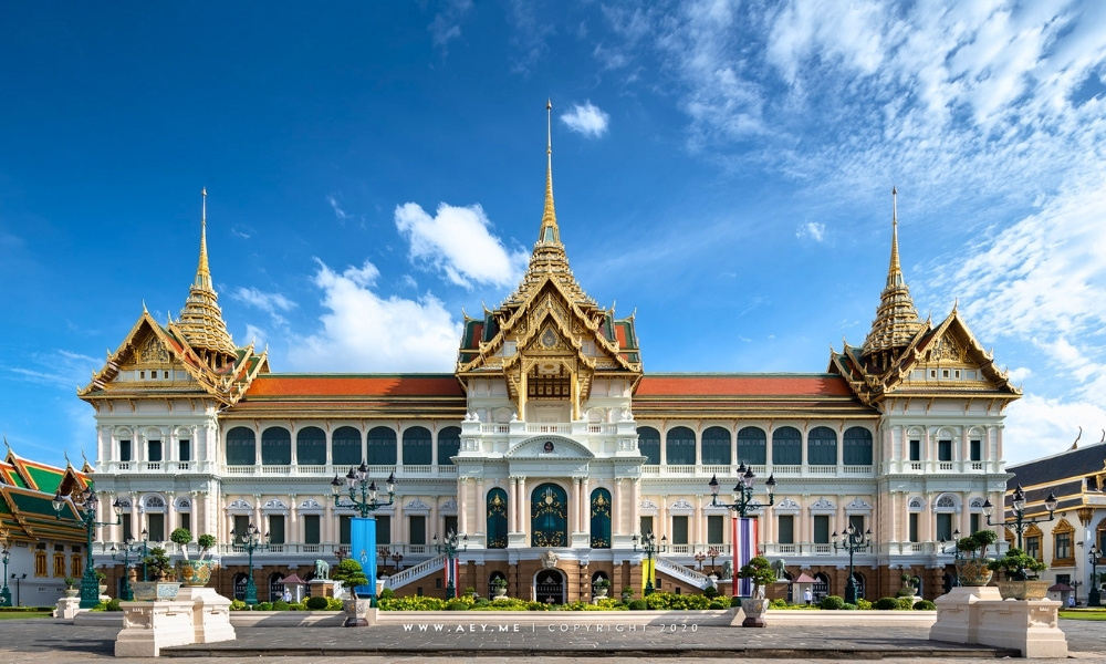 Kiến trúc Chakri Maha Prasat Hall là sự kết hợp giữa kiến trúc Thái truyền thống và phong cách châu Âu