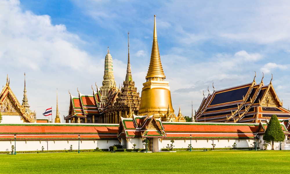 Bảo Tháp Phra Siratana dát vàng, hình chuông tròn cao vút, nổi bật giữa khuôn viên Hoàng cung