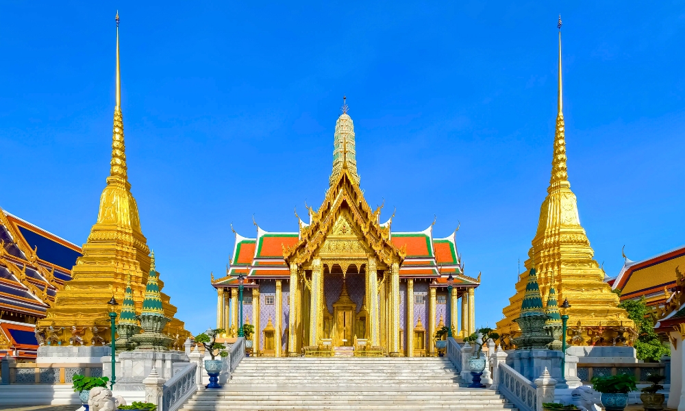 Vẻ uy nghi của đền thờ Hoàng gia Prasat Phra Dhepbidorn giữa lòng Cung điện Hoàng gia Thái Lan