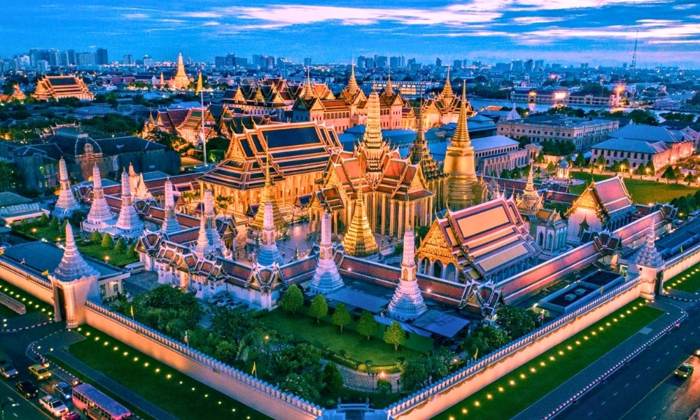 Du khách nên mặc trang phục kín đáo và nghiêm trang khi tham quan Cung điện 