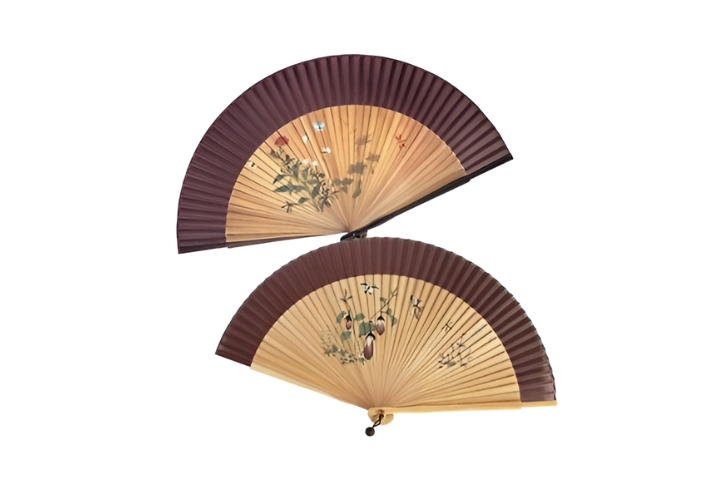 Một chiếc quạt lụa xinh đẹp sẽ làm bạn bè, người thân của bạn phải trầm trồ
