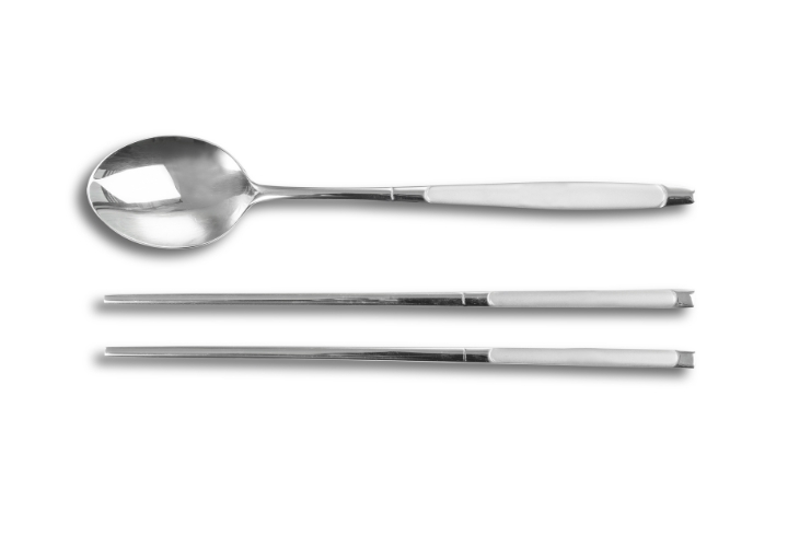 Khác với đũa gỗ ở nước ta, đũa kim loại chắc chắn sẽ mang đến trải nghiệm thú vị