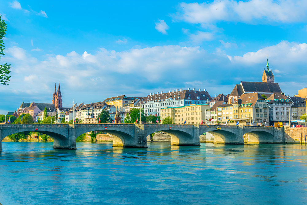 Cầu Mittlere Brücke kết nối hai bờ Grossbasel và Kleinbasel