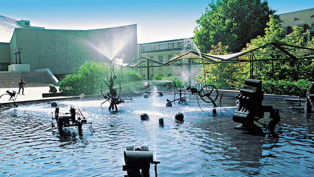 Đài phun nước Tinguely gồm 10 bức tượng bằng sắt phun nước được làm từ kim loại