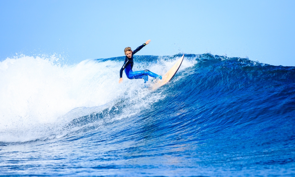 Gold Coast là điểm đến lý tưởng để lướt sóng với sóng biển ổn định, phù hợp cho cả người mới và vận động viên chuyên nghiệp