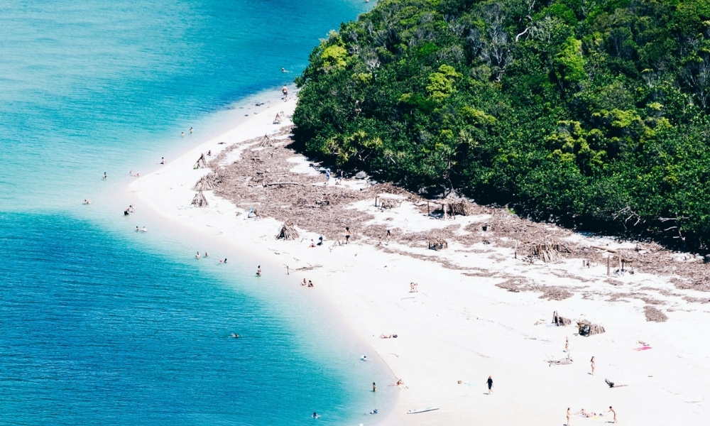 Bãi biển cát trắng bên làn nước xanh trong tại Gold Coast vào mùa hè