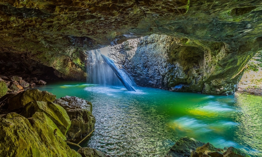 Natural Bridge với vòm đá độc đáo cùng làn nước xanh mát lạnh