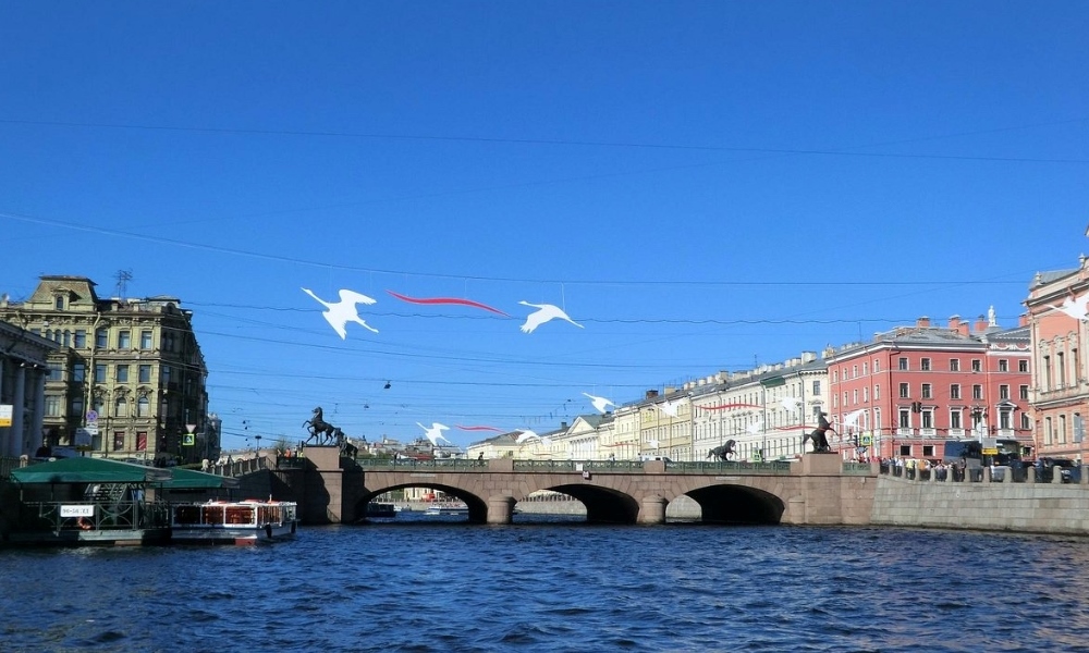 Cầu Anichkov vắt ngang s&ocirc;ng Neva hiền h&ograve;a