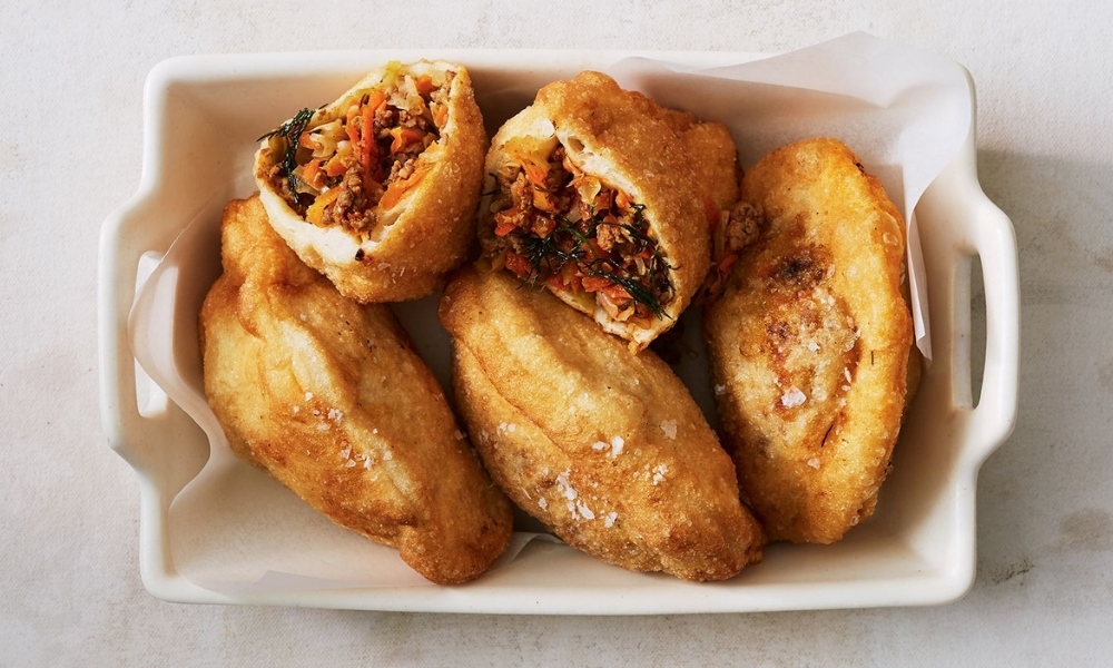 Pirozhki hấp dẫn nhờ lớp vỏ mềm v&agrave; nh&acirc;n đa dạng