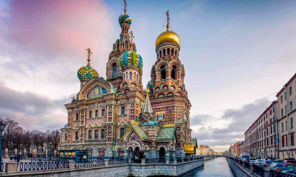 Nh&agrave; thờ Ch&uacute;a Cứu thế tr&ecirc;n M&aacute;u đổ l&agrave; biểu tượng gắn liền với lịch sử bi tr&aacute;ng của nước Nga