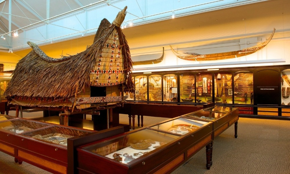 Mô hình nhà truyền thống và hiện vật văn hóa Thái Bình Dương tại Bảo tàng Nam Úc