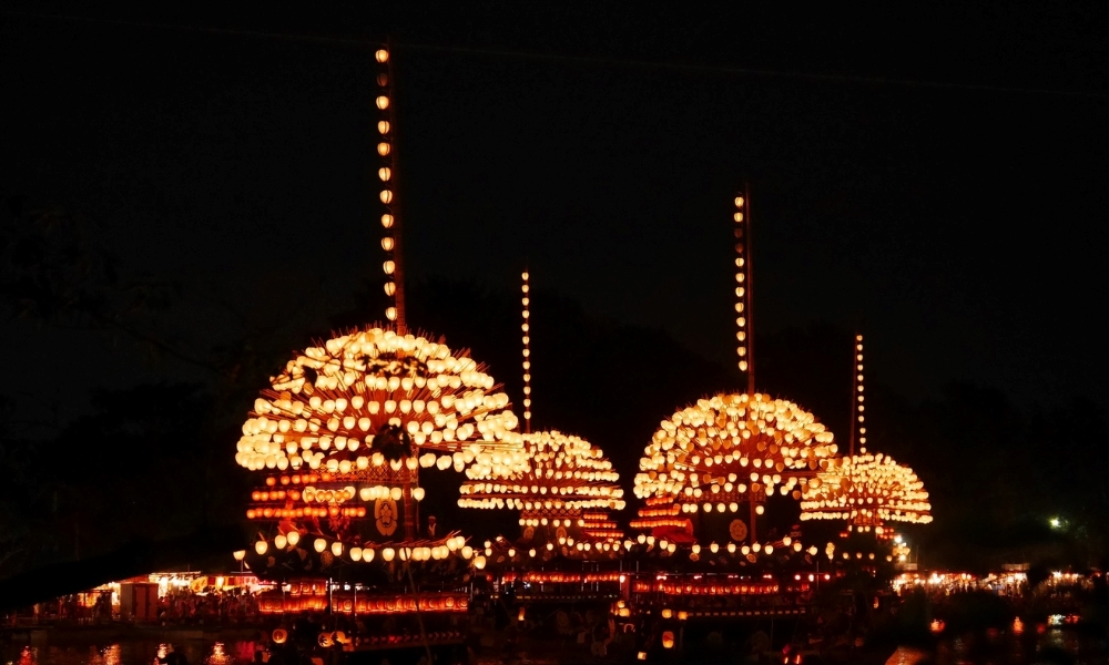Hơn 400 đèn lồng thắp sáng dòng sông Tenno trong đêm lễ hội Owari