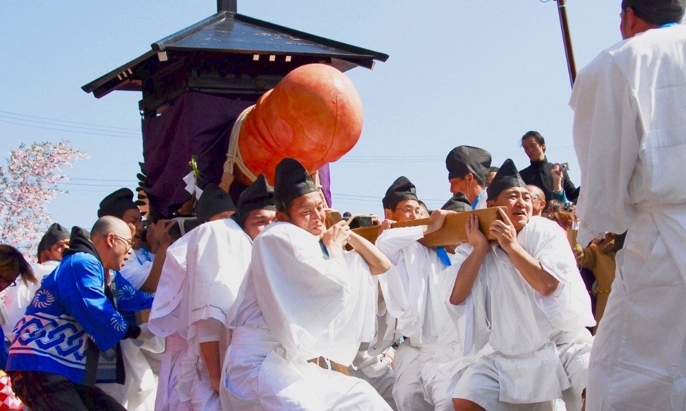 Lễ hội Tagata Honen với phần rước tượng gỗ khổng lồ cầu mong mùa màng no đủ và sinh nở thuận lợi
