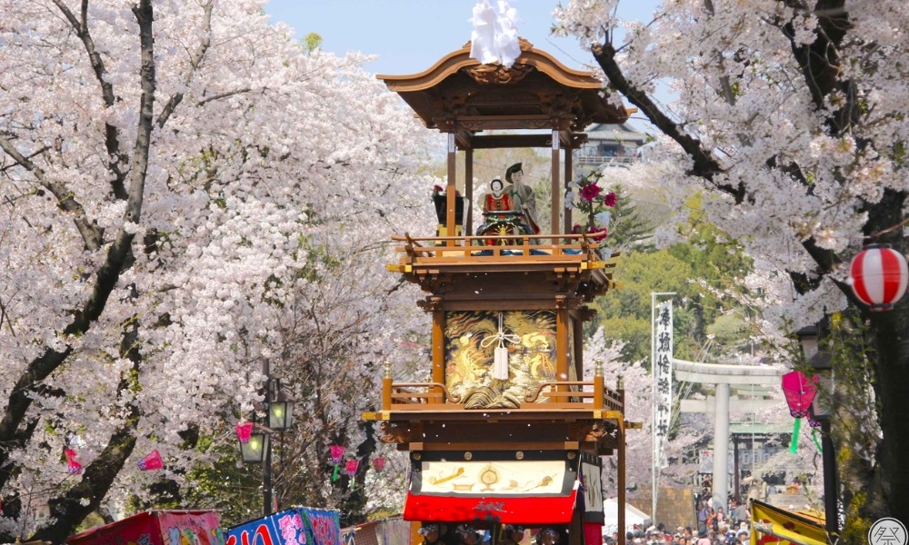 Diễu hành kiệu karakuri rực rỡ trong lễ hội Inuyama