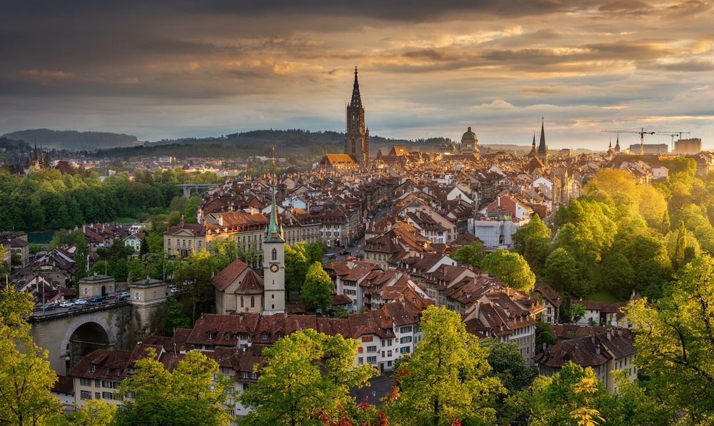 Tháng 6 - 8 là mùa cao điểm tại Bern, nổi bật với thời tiết dễ chịu và cảnh sắc rực rỡ 