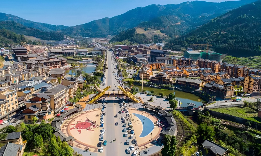 Bình Biên cách cửa khẩu Lào Cai (Việt Nam) khoảng 2 giờ lái xe