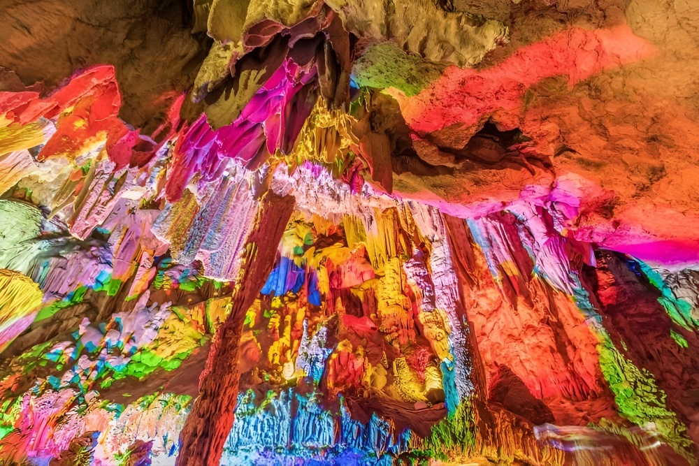 Hang Karst với nhũ đá rực rỡ