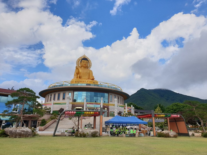 Bức tượng Phật cao đến 21 mét tại Đền Hongbeopsa