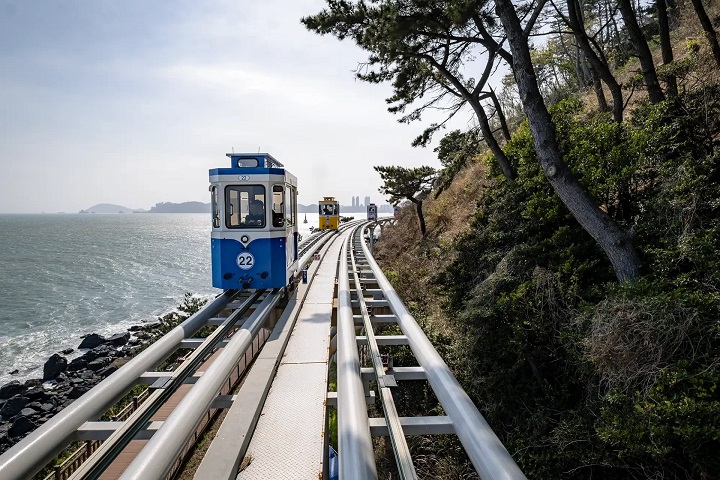 Đi tàu ven biển Haeundae Sky Capsule là một trải nghiệm không thể bỏ lỡ khi du lịch Busan