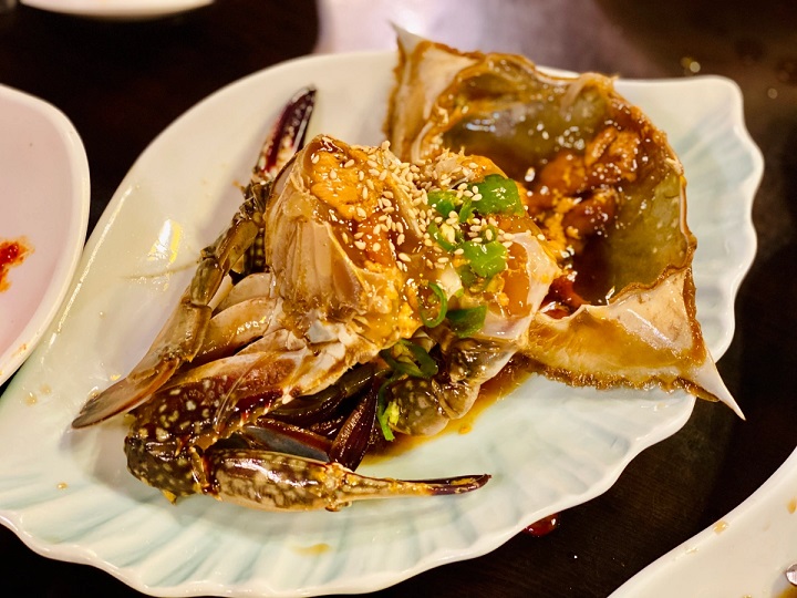 Cua ngâm Ganjang Gejang ăn cùng với cơm trắng