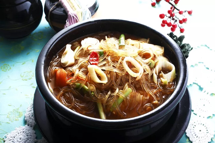 Mì trộn là một món ăn khá phổ biến tại Busan