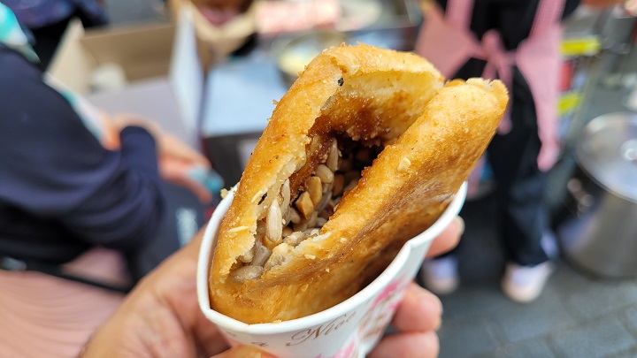 Ssiat Hotteok với lớp vỏ giòn tan bên ngoài và nhân bánh mềm, ngọt ngào