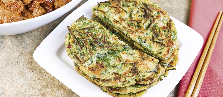 Bánh xèo hành lá Dongnae Pajeon thơm ngon với nhân hải sản