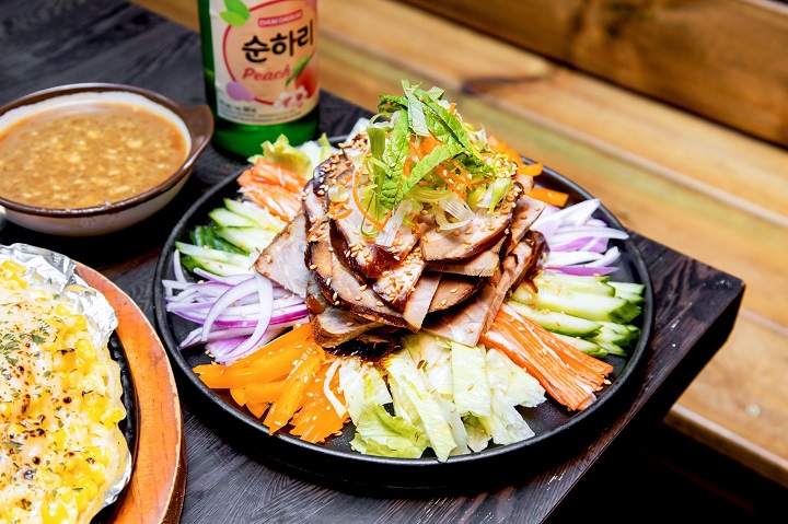 Chân giò heo rau củ lạnh là một món ăn hấp dẫn và bổ dưỡng