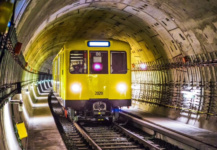 Bạn có thể di chuyển bằng tàu điện ngầm vô cùng tiện lợi khi du lịch tại Busan