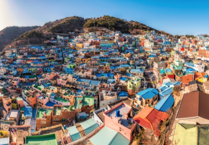 Ngôi làng bậc thang đầy màu sắc dưới chân núi Busan