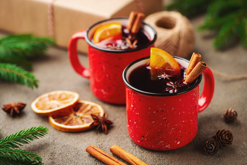 Bạn đừng quên thưởng thức một ly Gluhwein nóng hổi khi ghé thăm Châu Âu vào mùa đông