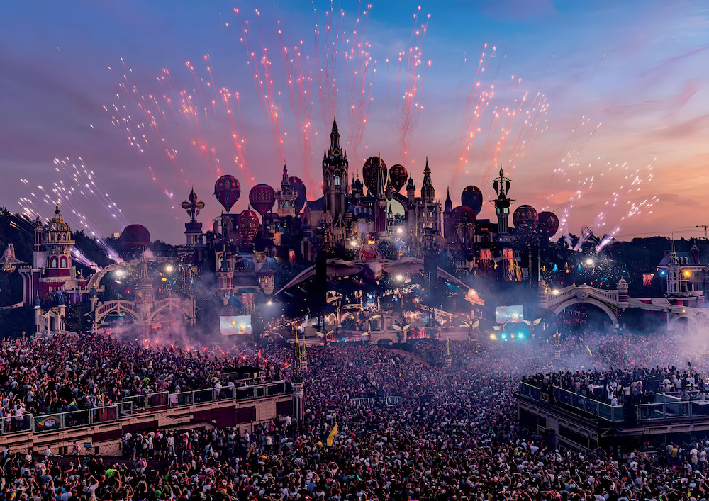 Lễ hội Tomorrowland thu h&uacute;t du kh&aacute;ch bởi kh&ocirc;ng gian s&ocirc;i động, n&aacute;o nhiệt