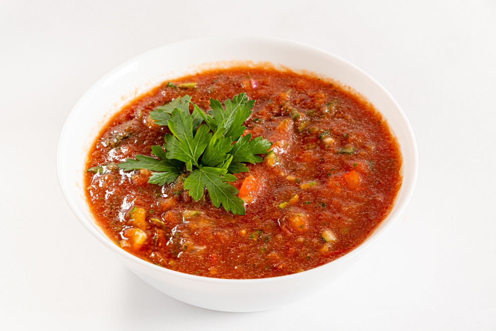 Gazpacho được l&agrave;m từ c&aacute;c nguy&ecirc;n liệu như b&aacute;nh m&igrave;, c&agrave; chua, dưa chuột,...