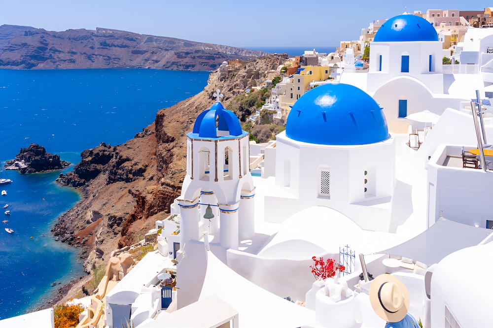 Santorini - h&ograve;n đảo xinh đẹp với khung cảnh tựa tranh vẽ giữa m&ugrave;a h&egrave;