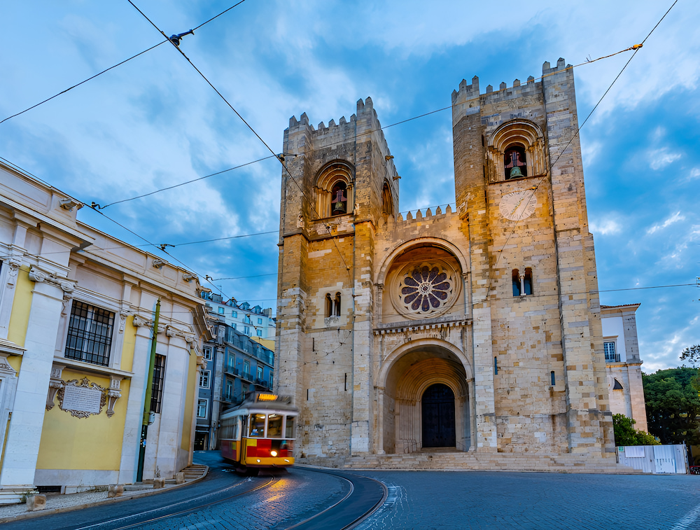 Du kh&aacute;ch c&oacute; thể gh&eacute; thăm nh&agrave; thờ S&eacute; khi đến Lisbon