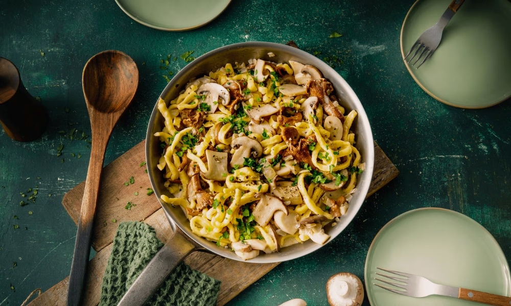 Mì trứng thủ công ăn kèm nấm rừng mùa thu