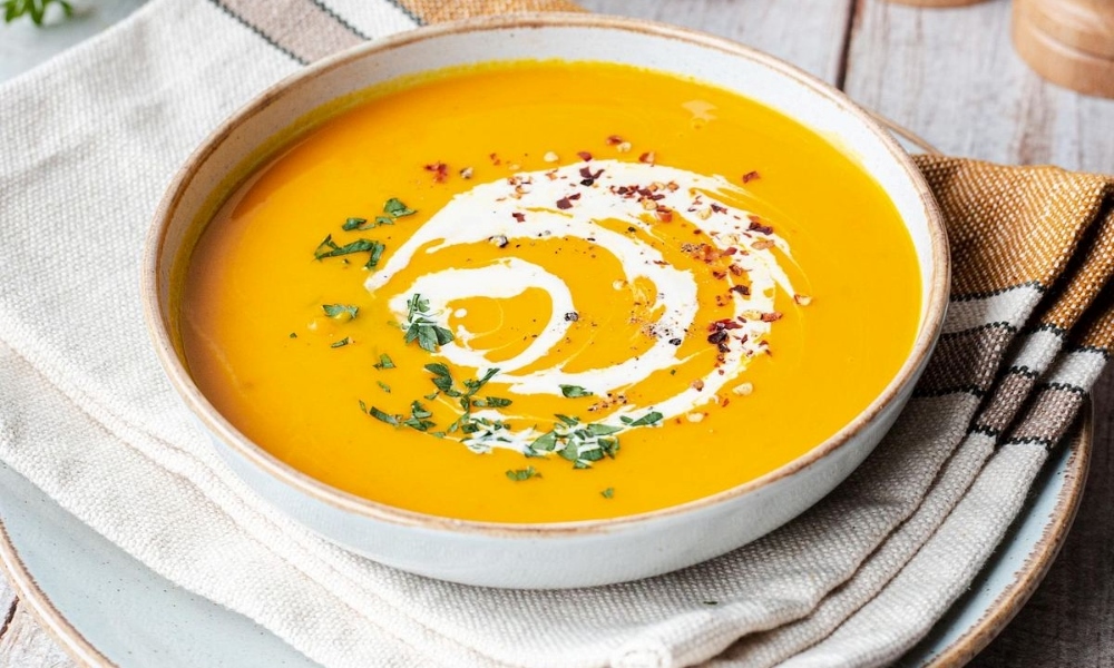 Súp bí ngô nóng hổi là món khai vị phổ biến mỗi độ thu về