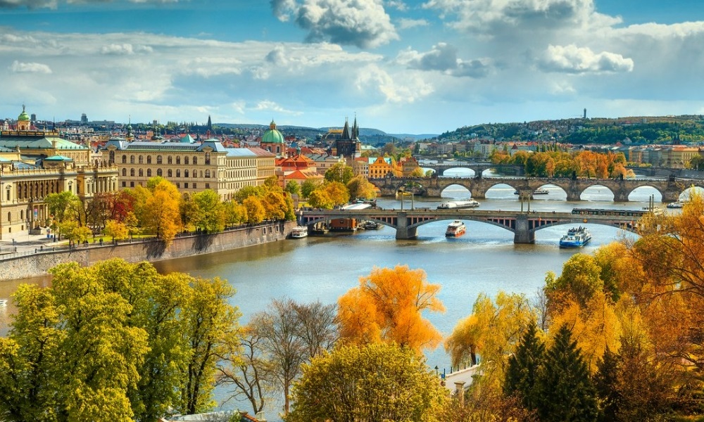 Mùa thu vàng rực với phố cổ và sông Vltava tại Cesky Krumlov