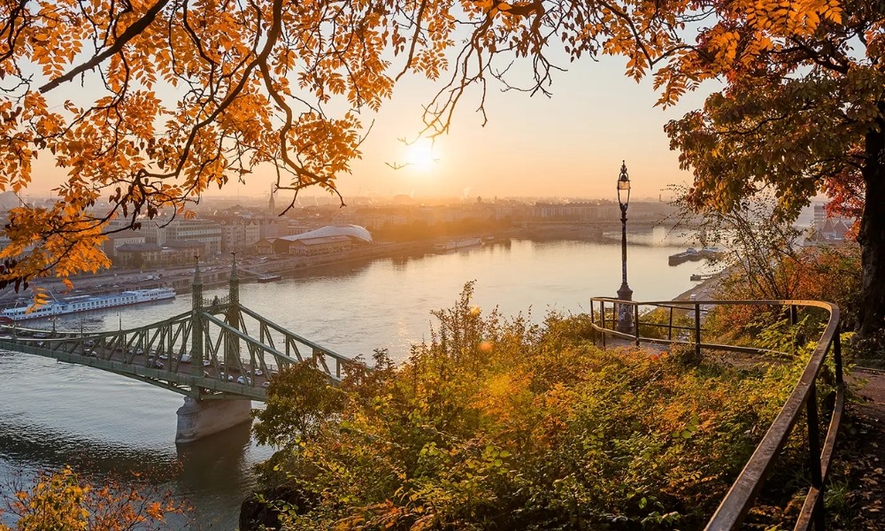 Budapest mùa thu mang nét đẹp cổ kính pha lẫn không khí lễ hội nhộn nhịp