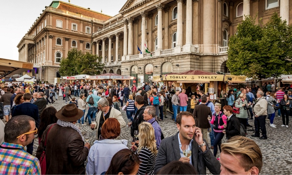 Khám phá hương vị Hungary tại lâu đài Buda vào mùa thu rực rỡ