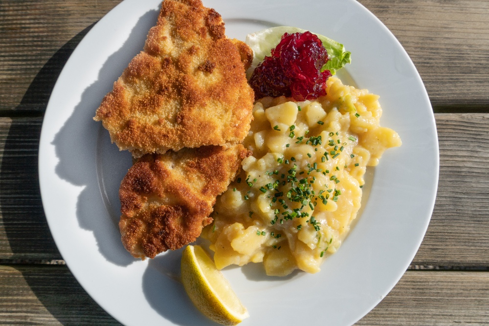 Wiener Schnitzel - món chiên đặc trưng nước Áo, giòn rụm và đầy hương vị