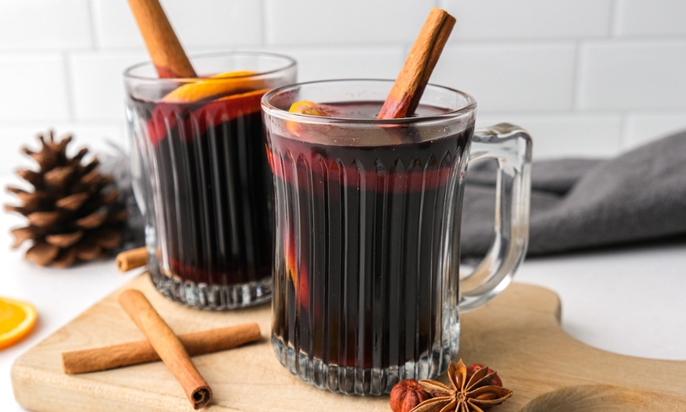 Ly rượu Glühwein nóng giúp xua tan cái lạnh tháng 1
