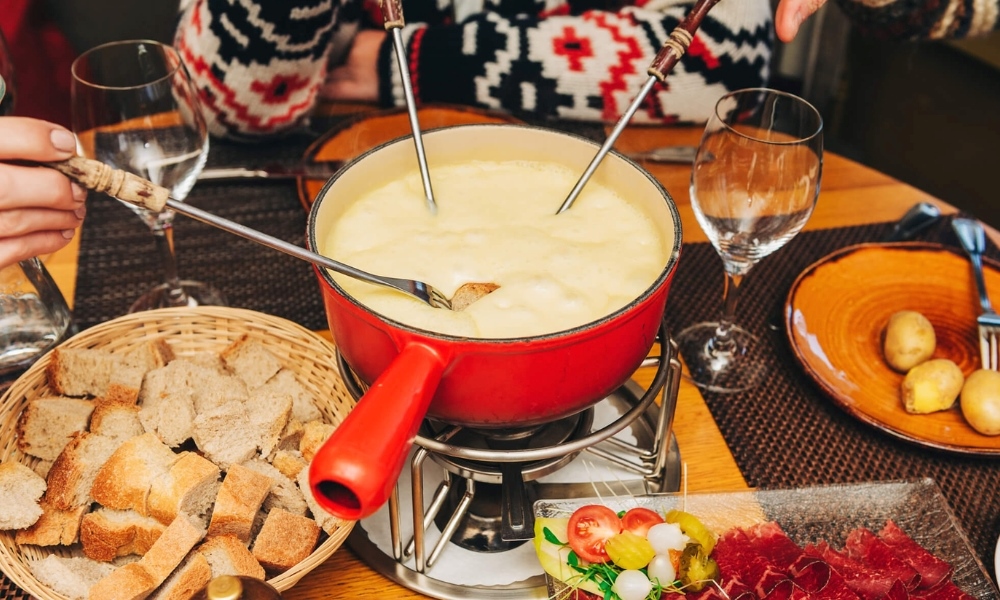 Nồi Fondue sôi nhẹ giữa bàn ăn là hình ảnh quen thuộc trong mùa đông Thụy Sĩ
