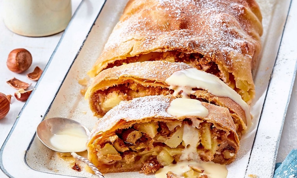 Apfelstrudel với lớp vỏ giòn tan ôm trọn phần nhân táo ngọt thơm, đậm vị quế